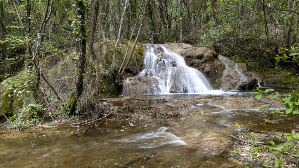 Passeggiata illuminata alle cascate di Funtana is Arinus